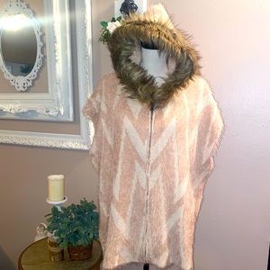 QUESTIONS BLUSH & CREAM HOODED SWEATER W/FAUX FUR TRIM